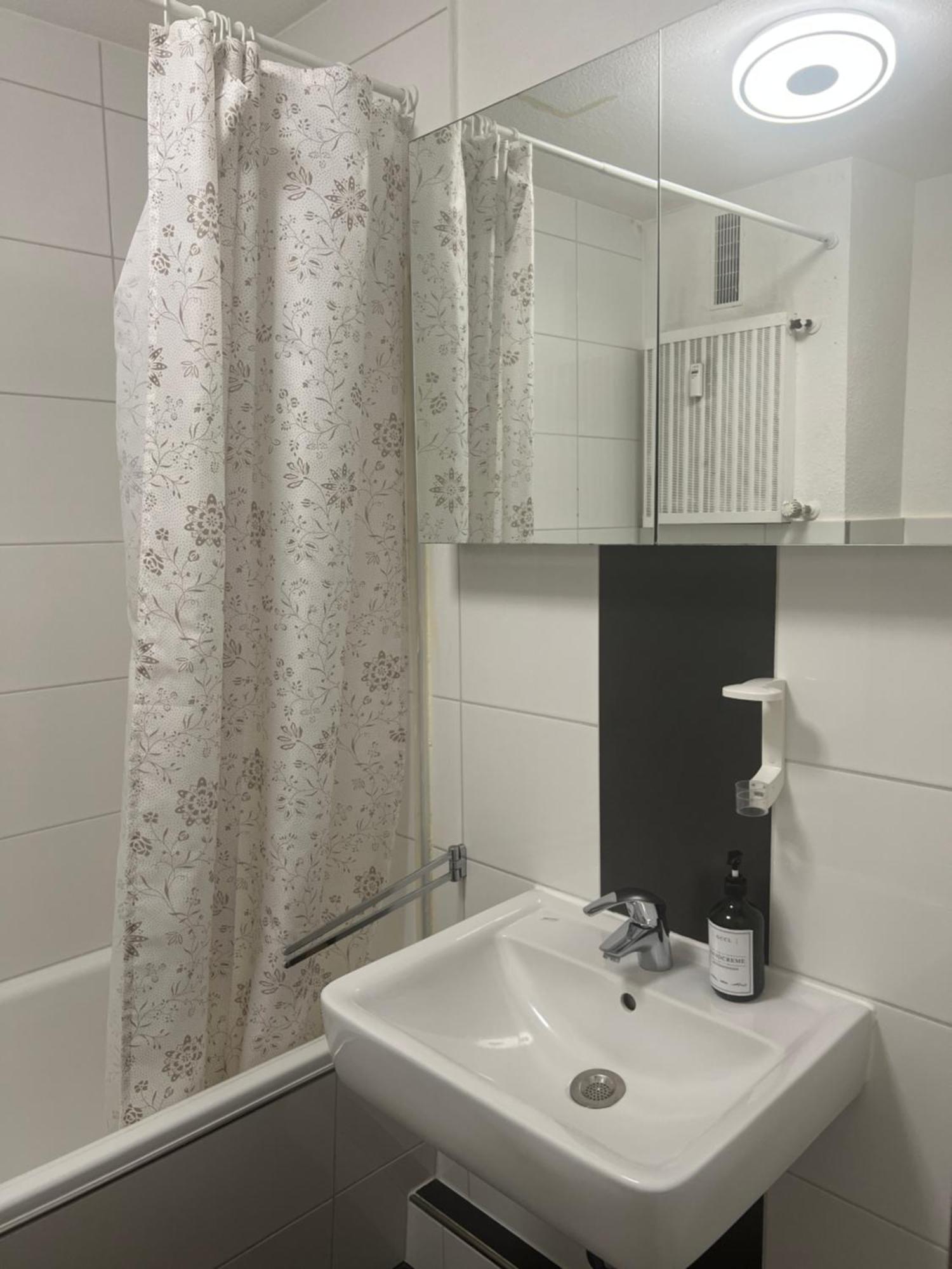 Tmj Apartment 1 Düsseldorf Buitenkant foto